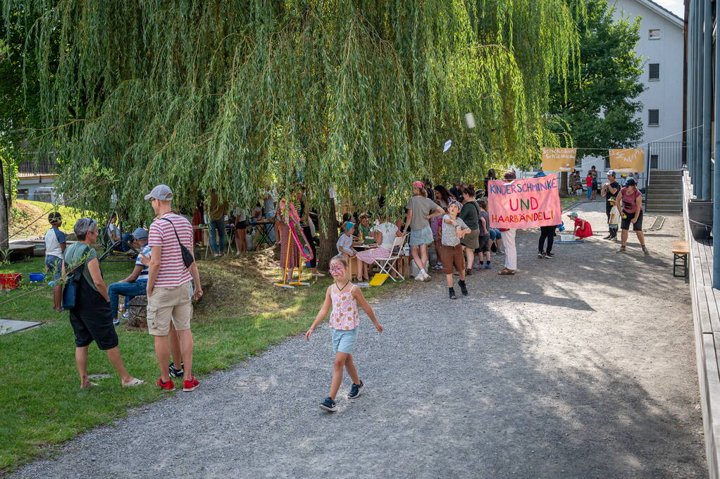 sommerfest_2023_05_schminken_haarbaendeli_4.jpg