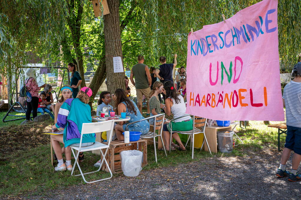 sommerfest_2023_05_schminken_haarbaendeli_1.jpg